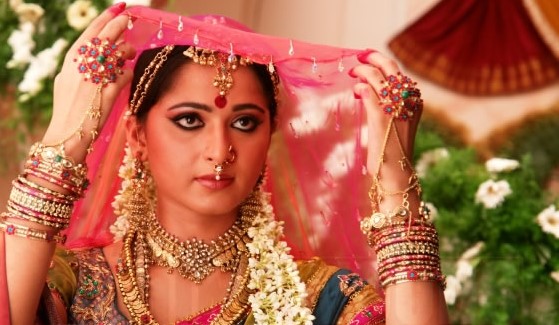 இந்தியில் ரீமேக் செய்யப்படும் 'அருந்ததி'... கதாநாயகி இவரா?