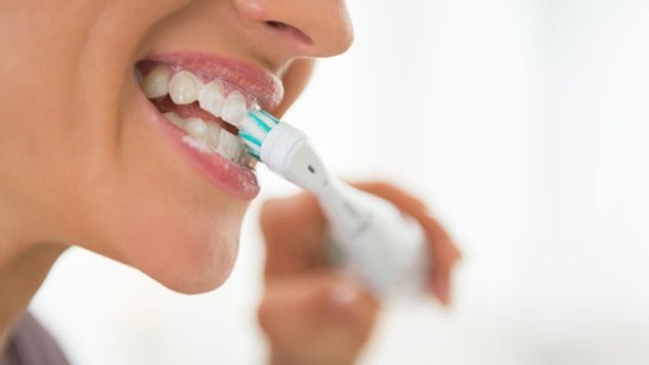 பல் துலக்கும் முன் இதை செய்தால் பல நன்மைகள் கிடைக்குமா?