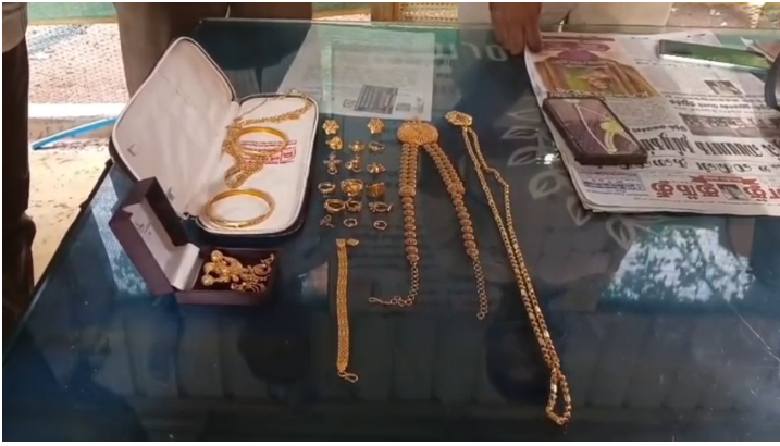 27 sovereigns of jewelry.. Couple missed on government bus..