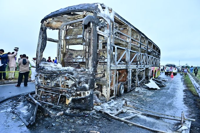 bus traveling from Hyderabad to Bengaluru caught fire