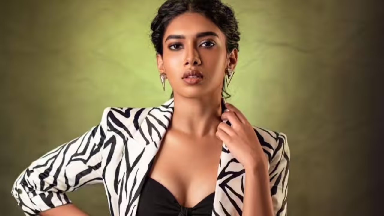 மலையாளத்தில் அறிமுகமான துஷாரா விஜயன்.... யாருடைய படத்தில் தெரியுமா?