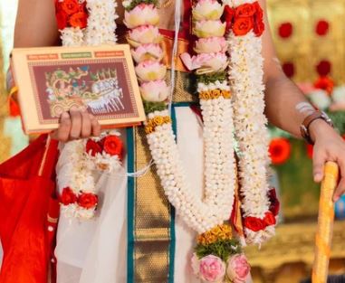 துறவின் வாசலில் இல்லற அழைப்பு என்பது காசி யாத்திரைச் சடங்கின் முக்கியத்துவத்தை விளக்குகிறது.
