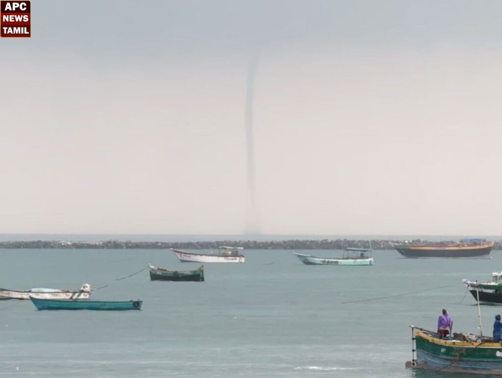 கடல் நீரை மேக கூட்டங்கள் உறிஞ்சும் அரிய நிகழ்வு!...ஆச்சரியத்தில் மக்கள்!