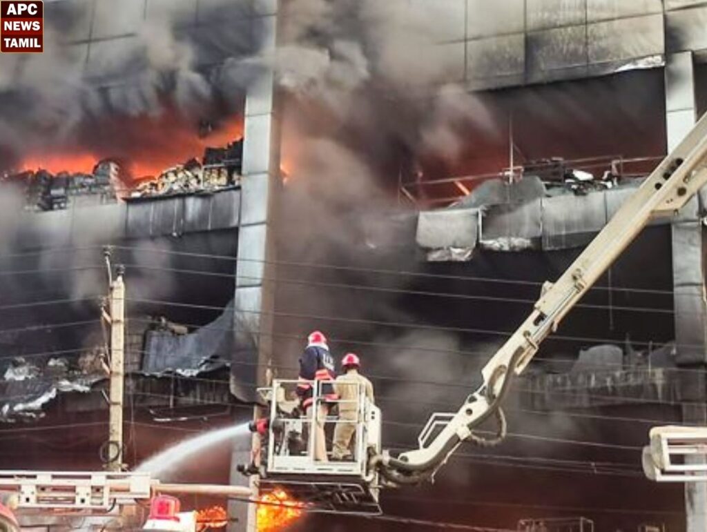 டெல்லியில் குடியிருப்பு பகுதியில் பயங்கர தீ விபத்து!!