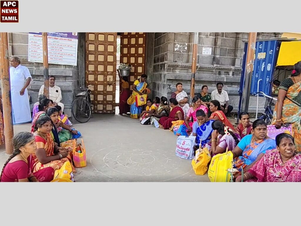 திருவிளக்கு பூஜைக்கு ரூபாய் நூறு கேட்ட செயல் அலுவலர்… தர்ணாவில் ஈடுபட்ட மக்களால் பரபரப்பு…