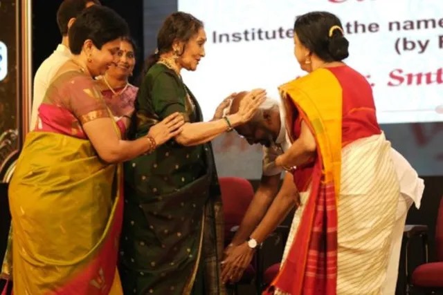 பிரபல நடிகையின் காலில் விழுந்த ரஜினி.... வைரலாகும் புகைப்படம்!