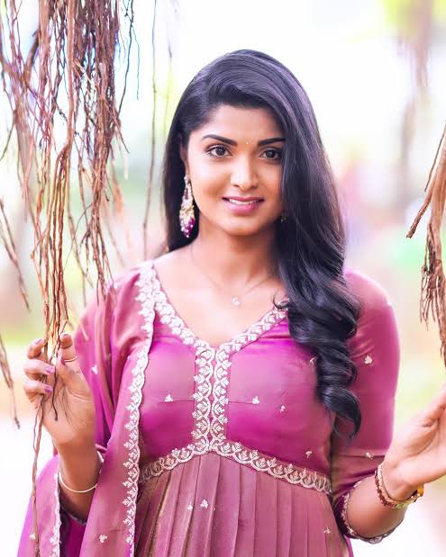 தனுஷுடன் அட்ஜஸ்ட்மெண்ட் ..... பிரபல சீரியல் நடிகை பரபரப்பு குற்றச்சாட்டு!