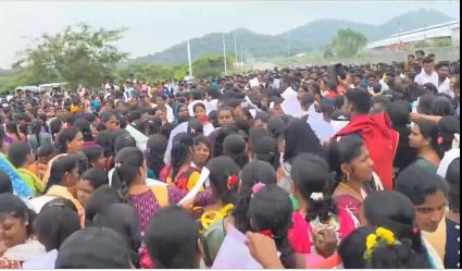 வெறும் 52 காலிப் பணியிடங்களுக்கு குவிந்த ஆயிரக்கணக்கானோர்: கிருஷ்ணகிரி சிப்காட்டில் வேலைவாய்ப்புக்கு அலைமோதிய இளைஞர்கள்!