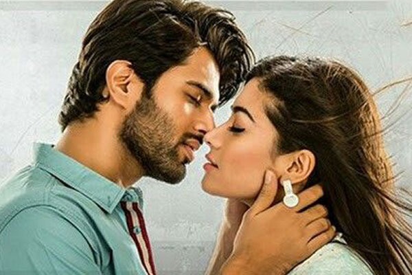 பெருமையா இருக்கு…. ‘தி கேர்ள் ஃப்ரெண்ட்’ பட விழாவில் ராஷ்மிகாவுக்கு முத்தமிட்ட விஜய் தேவரகொண்டா!