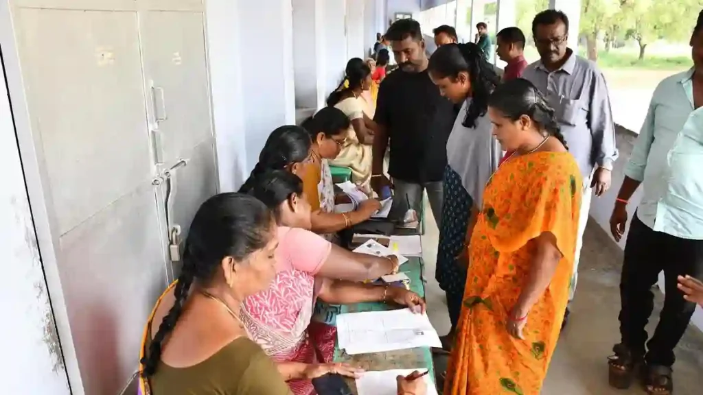 வாக்காளர் பட்டியலில் பேர் விடுபட்டவங்க விண்ணப்பிக்க ரெடியா? தமிழகம் முழுவதும் சிறப்பு முகாம்!