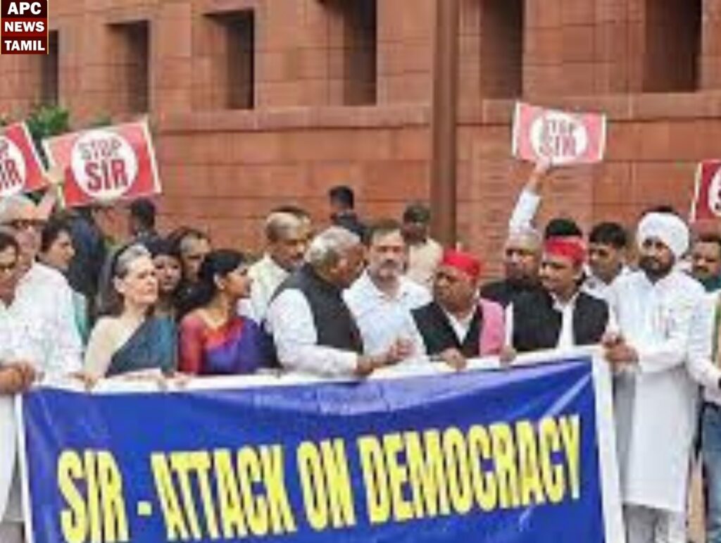 SIR -ஐ எதிர்த்து எதிர்க்கட்சி எம்.பி.க்கள் நாடாளுமன்ற வளாகத்தில் போராட்டம்..!!