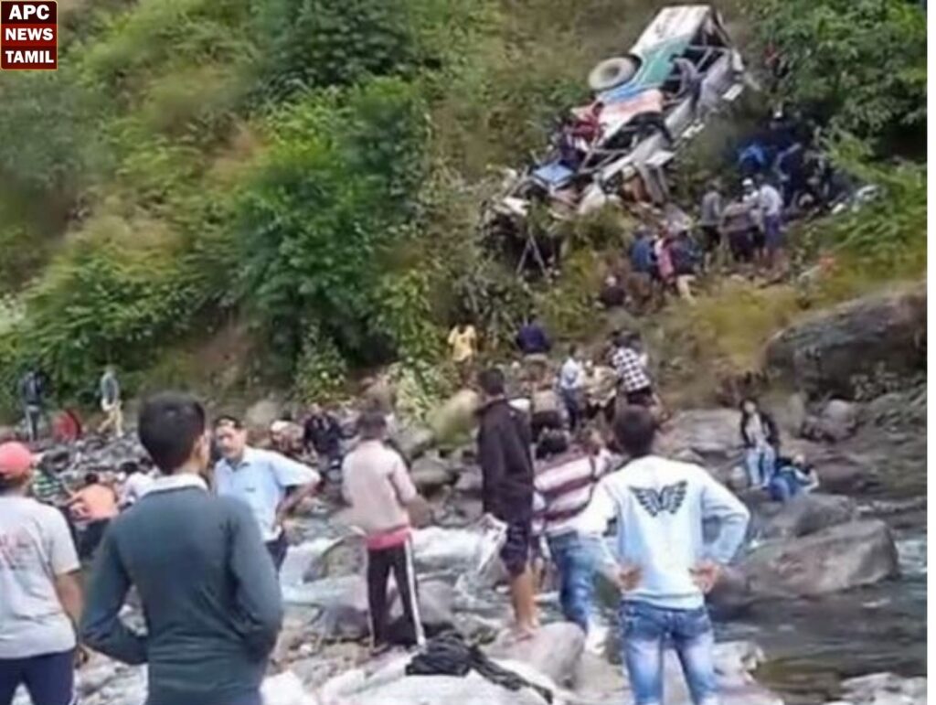 பேருந்து பள்ளத்தாக்கில் கவிழ்ந்து விபத்து!! 7 பேர் பலி!!