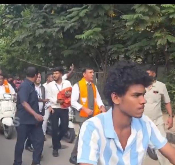 பாஜக செயல் தலைவரை கண்டதும், மத்திய அமைச்சரை மறந்த புதுச்சேரி பாஜகவினர்…. அரை கிலோ மீட்டர் சாலையிலேயே நடந்த மத்திய அமைச்சர்!