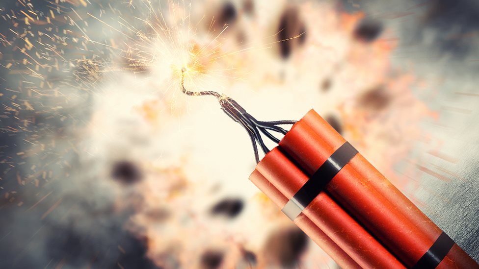 போலீஸ் வாகனம் மீது நாட்டு வெடிகுண்டு வீச்சு - 2 காவலர்கள் காயம்