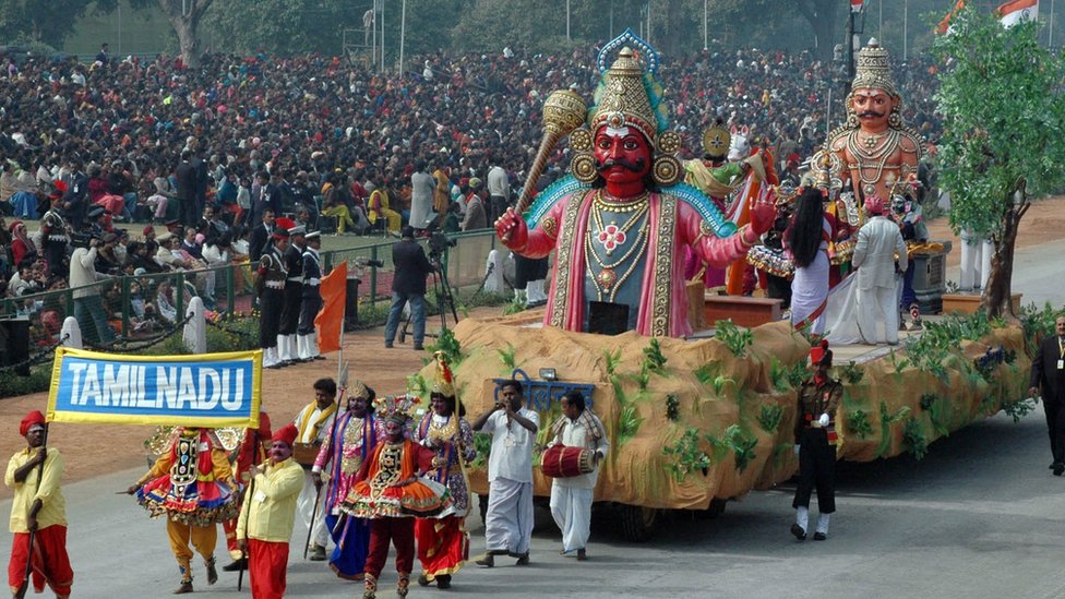 77வது குடியரசு தினம்…தமிழ்நாட்டின் பெருமையை பறைசாற்றிய அலங்கார ஊர்திகள்…