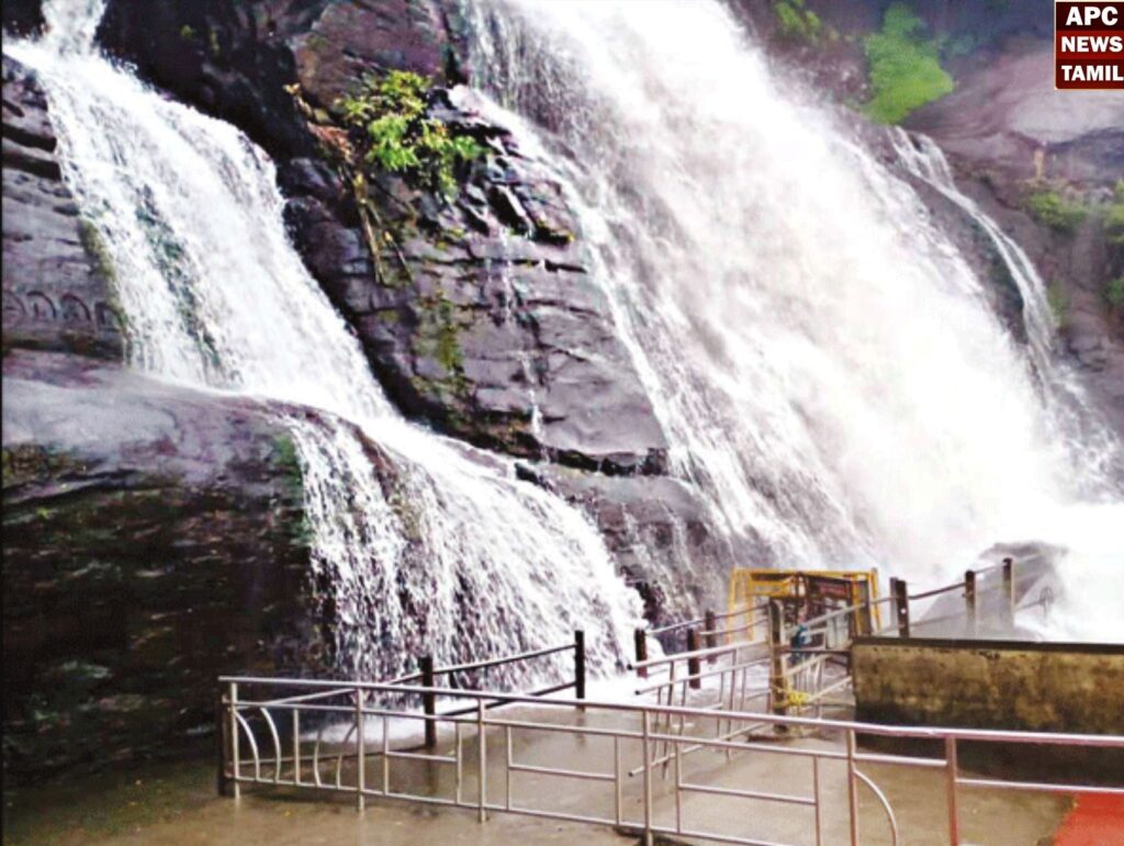 தொடர் மழையால் குற்றாலத்தில் குளிக்க தடை - சுற்றுலா பயணிகள் ஏமாற்றம்