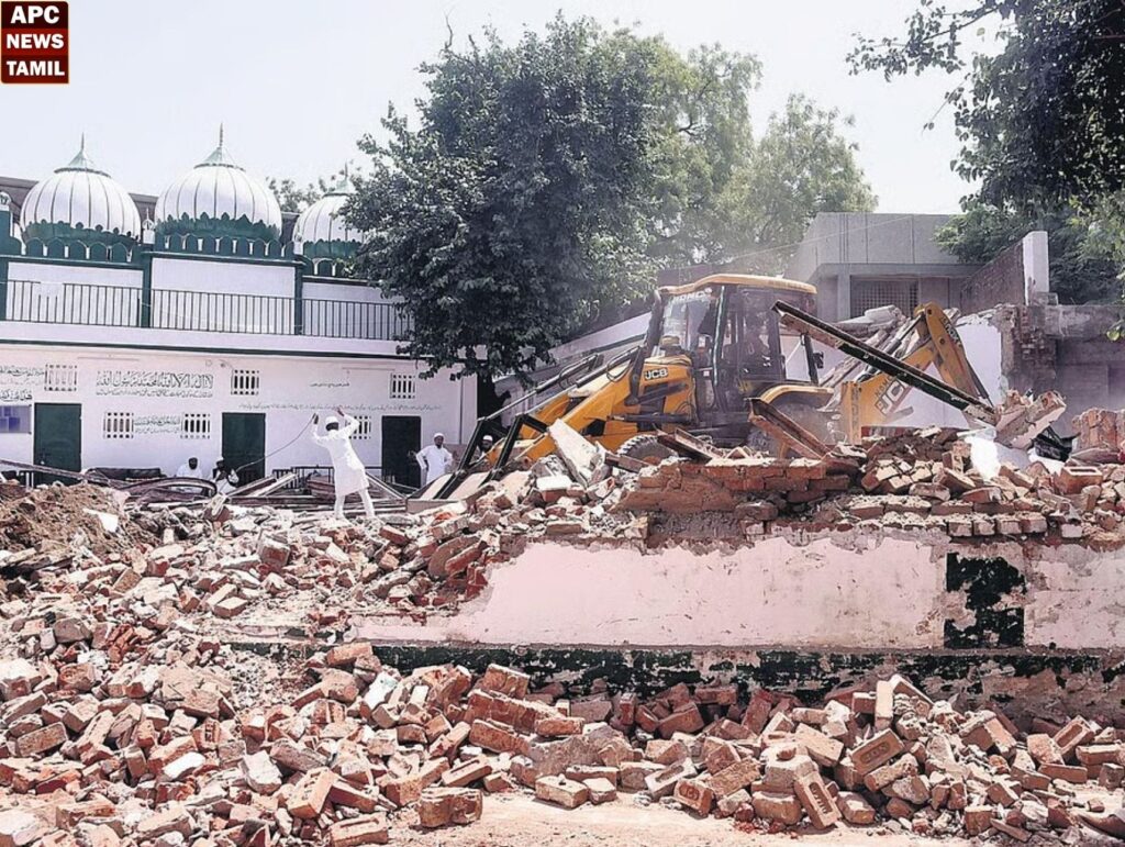 டெல்லியில் பொக்லைன் இயந்திரங்கள் மூலம் ஆக்கிரமிப்புகள் அகற்றப்பட்டதால் பரபரப்பு!!