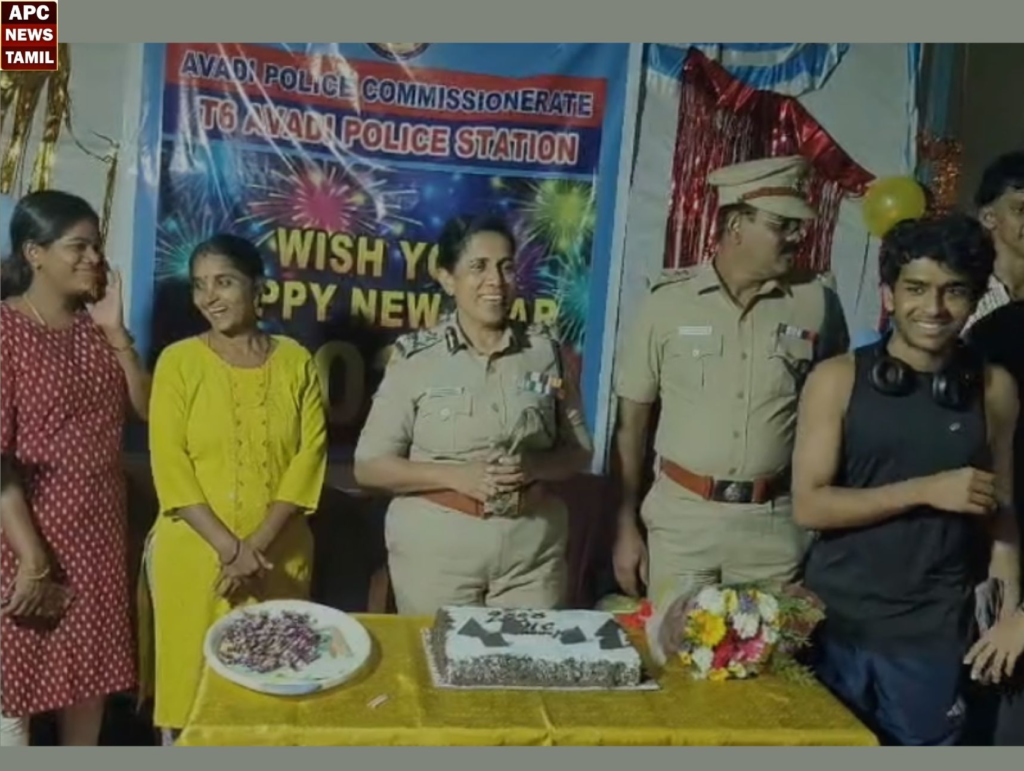 பொது மக்களுடன் புத்தாண்டை கொண்டாடிய காவல் இணை ஆணையர்!!