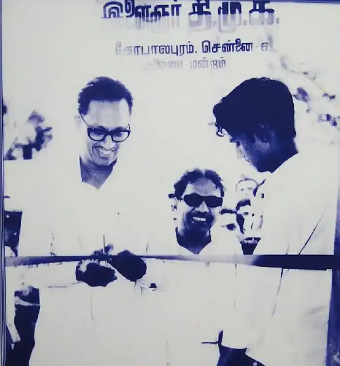 காலத்தின் நிறம் கருப்பு சிவப்பு - ஜனநாயகம் எனவே முரசறைவாய்!