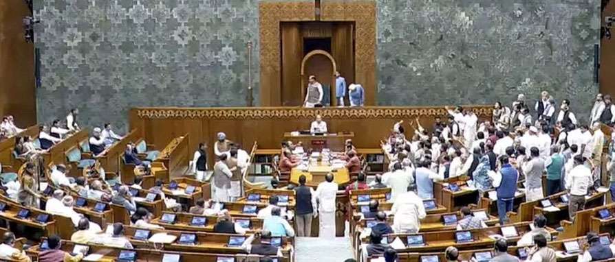 மக்களவையில் கடும் அமளி…அவை ஒத்திவைப்பு!