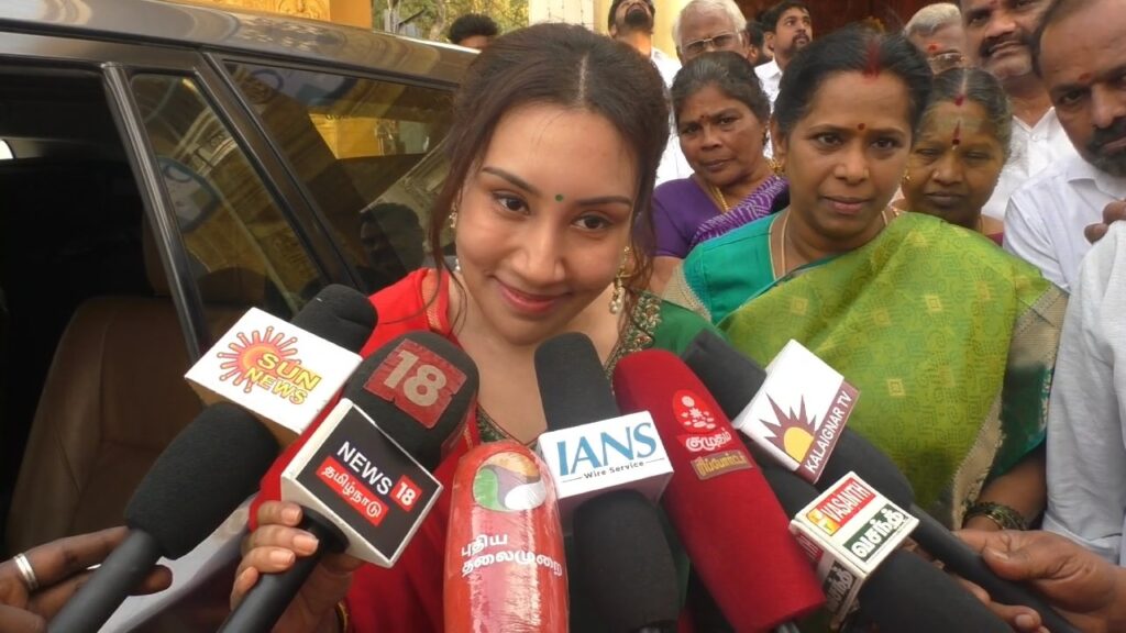 கல்வியையும் கனவுகளையும் விட்டுக் கொடுக்கக் கூடாது” – மாணவர்களுக்கு திவ்யா சத்தியராஜ் அறிவுரை…