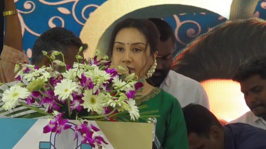 கல்வியையும் கனவுகளையும் விட்டுக் கொடுக்கக் கூடாது” – மாணவர்களுக்கு திவ்யா சத்தியராஜ் அறிவுரை…