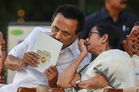 ”தலைவரை தேர்ந்தெடுங்கள்- ஸ்டாலினா, மம்தாவா?”  - உத்தவ் சிவசேனா வலியுறுத்தல்