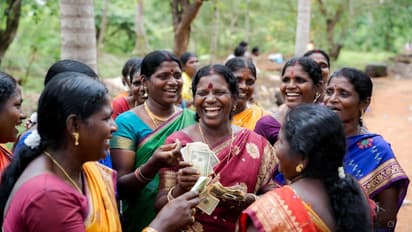 தந்தையாக,அண்ணணாக வழிநடத்தும் முதல்வர் என பெண்கள் புகழாரம்....ரூ.5 ஆயிரம் பெற்ற பெண்கள் உற்சாக கொண்டாட்டம்…