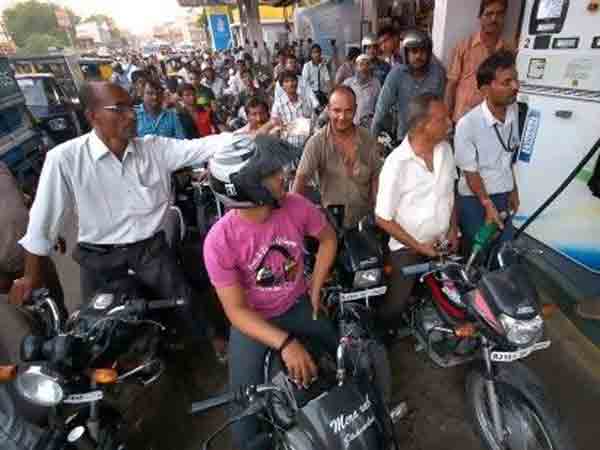 சென்னையில் எரிபொருள் தட்டுப்பாடு பீதி: பல்வேறு இடங்களில் பெட்ரோல் பங்குகள் மூடல்