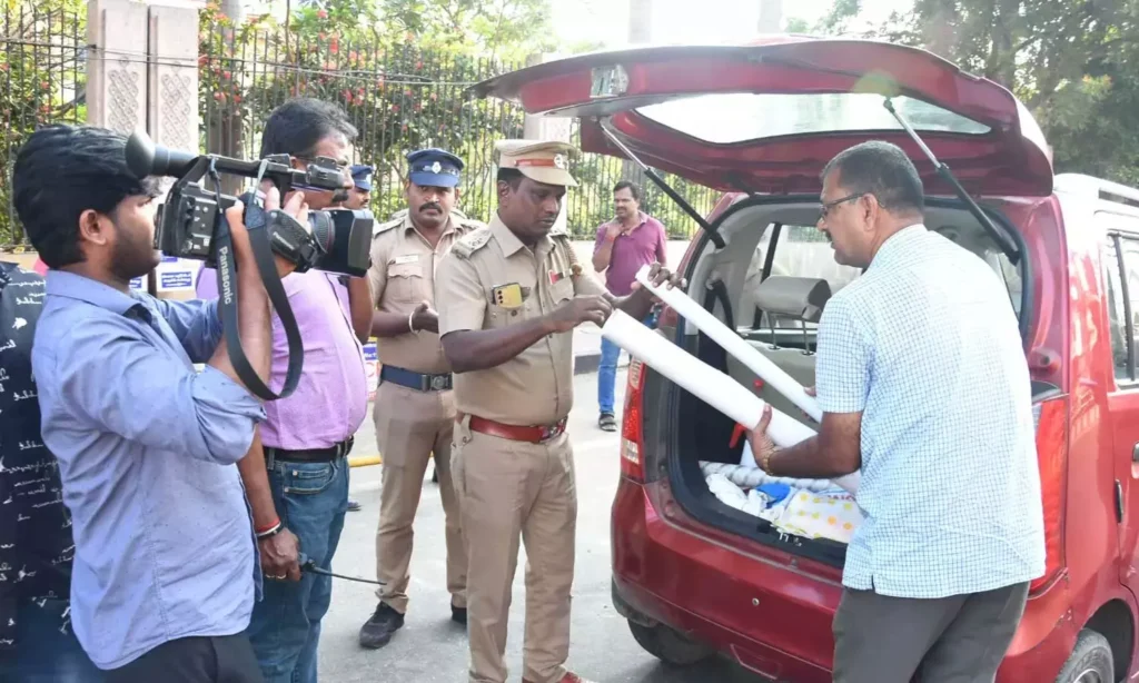 ஸ்டுடியோ உரிமையாளரிடம் ரூ.4 லட்சம் பறிமுதல்….தேர்தல் பறக்கும் படை அதிரடி