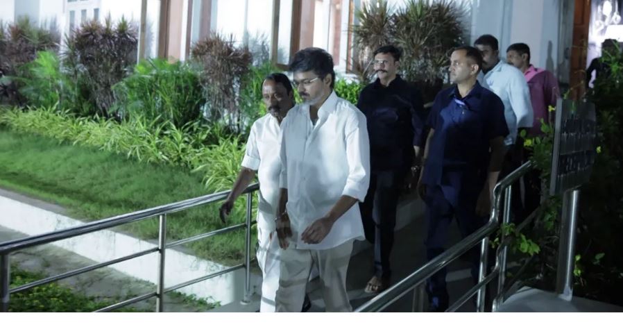 புகார் கொடுத்து சிக்கிக் கொண்ட விஜய்…