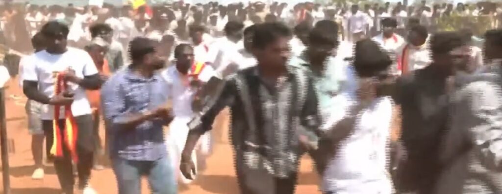 ஆபத்தை உணராத தவெக தொண்டர்கள்… பிடுங்கி வீசப்பட்ட தடுப்புகள்… தடுக்க முடியாமல் திணறிய போலீஸ்…