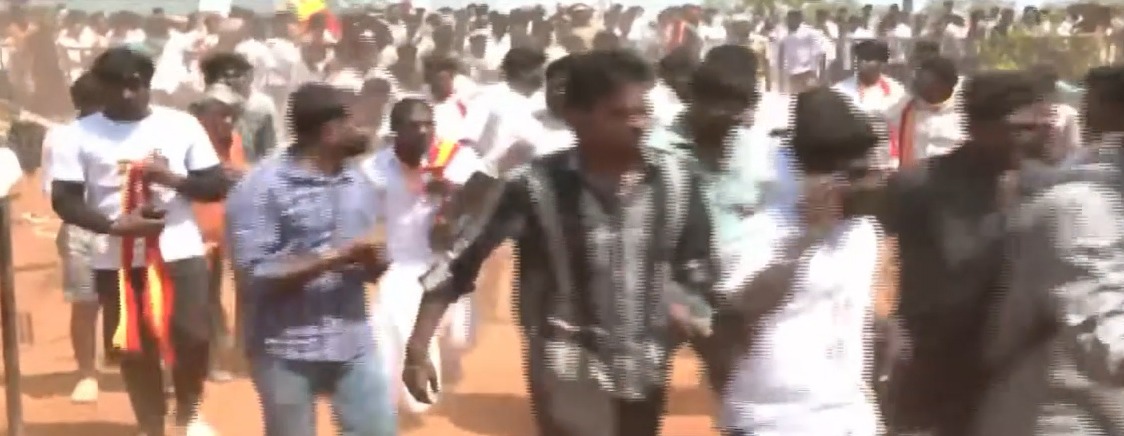 ஆபத்தை உணராத தவெக தொண்டர்கள்… பிடுங்கி வீசப்பட்ட தடுப்புகள்… தடுக்க முடியாமல் திணறிய போலீஸ்…