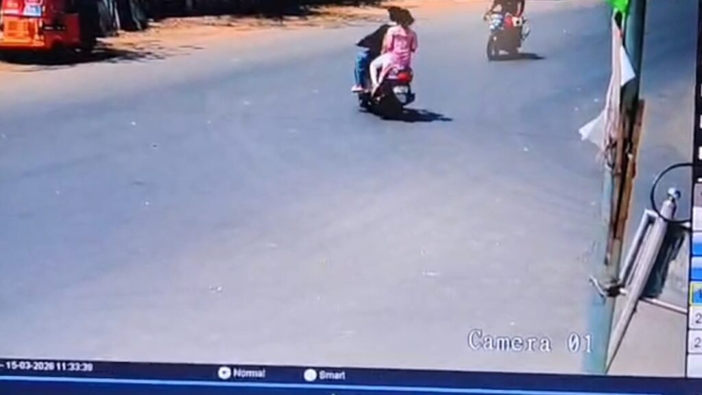 பைக்கிலிருந்து தூக்கி வீசப்பட்ட மாணவர்கள்…பதைபதைக்க வைக்கும் CCTV காட்சிகள்…