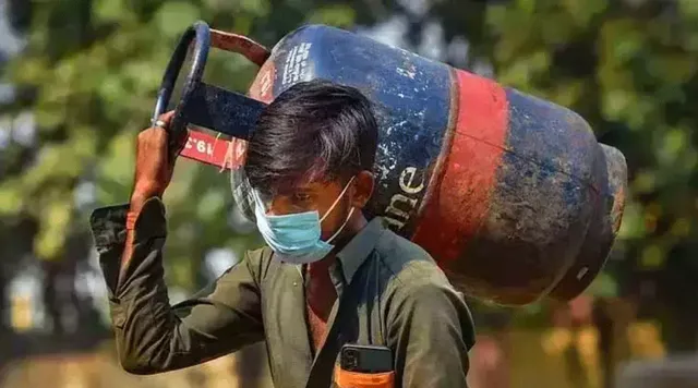 தொழிற்துறையினருக்கு நிம்மதி: வணிக சிலிண்டர் விநியோகம் 70% ஆக உயர்வு - ஒன்றிய அரசு அதிரடி!