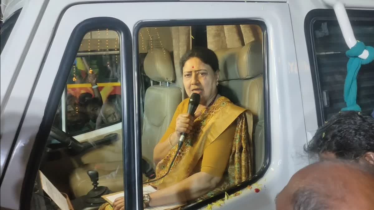 திமுக அரசு “டோக்கன் அரசியல்” மீது நம்பிக்கை வைத்துள்ளது - சசிகலா  விமர்சனம்