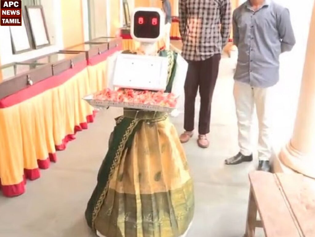 புதுச்சேரி: வாக்காளர்களுக்கு பூக்களை கொடுத்து வரவேற்கும் ரோபோ!!