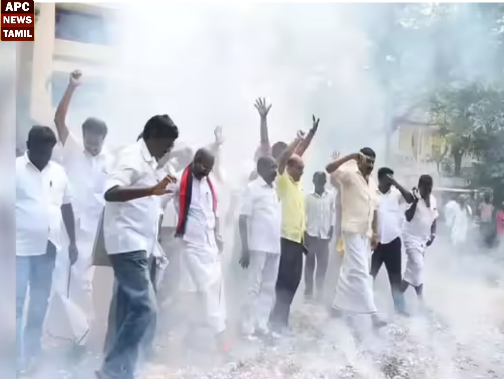 தொகுதி மறுவரையறை மசோதா தோல்வி… திமுகவினர் இனிப்பு வழங்கி கொண்டாட்டம்