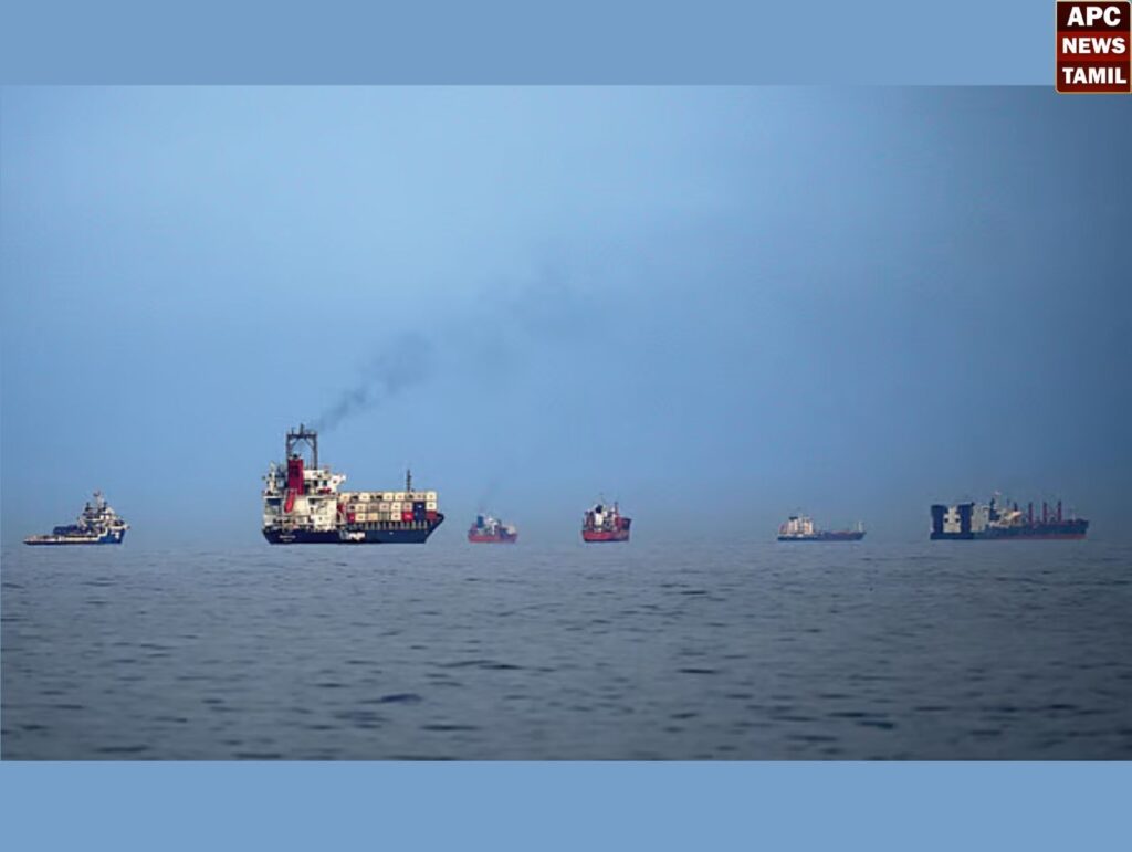 போர் எதிரொலி: லட்சக்கணக்கான பேரல் கச்சா எண்ணெய் ஈரான் கப்பல்களால் கடத்தல்