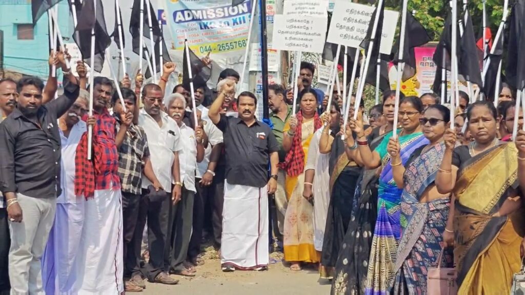 சாலையில் கருப்பு கொடி ஏற்ற வந்த திமுகவினரை காவல் துறையினர் தடுத்து நிறுத்தியதால் பரபரப்பு