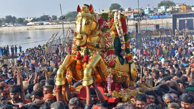 மதுரை சித்திரை திருவிழா - வைகையில் இறங்கும் கள்ளழகர்…