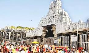 திருச்செந்தூரில் குவிந்த திருமண ஜோடிகள்…கோவில் வளாகம் முழுவதும் பரபரப்பு...