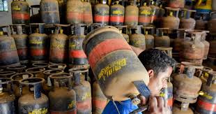 வணிக சிலிண்டரின் விலை ரூ- 10,000 நெருங்குகிறது – இதுவும் பாஜக ஆட்சியின் சாதனை தான்