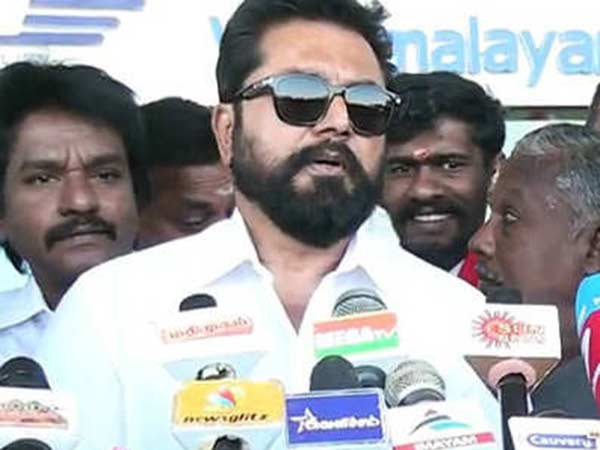 அரசியல் களத்தில் சினிமா குறித்த கேள்விகளை தவிர்க்க வேண்டும் – சரத்குமார் காட்டம் 