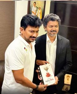 நண்பர்கள் டூ அரசியல் எதிரிகள்:முதலமைச்சர் விஜய்க்கு எதிர்க்கட்சித் தலைவர் உதயநிதி கட்டித்தழுவி வாழ்த்து!