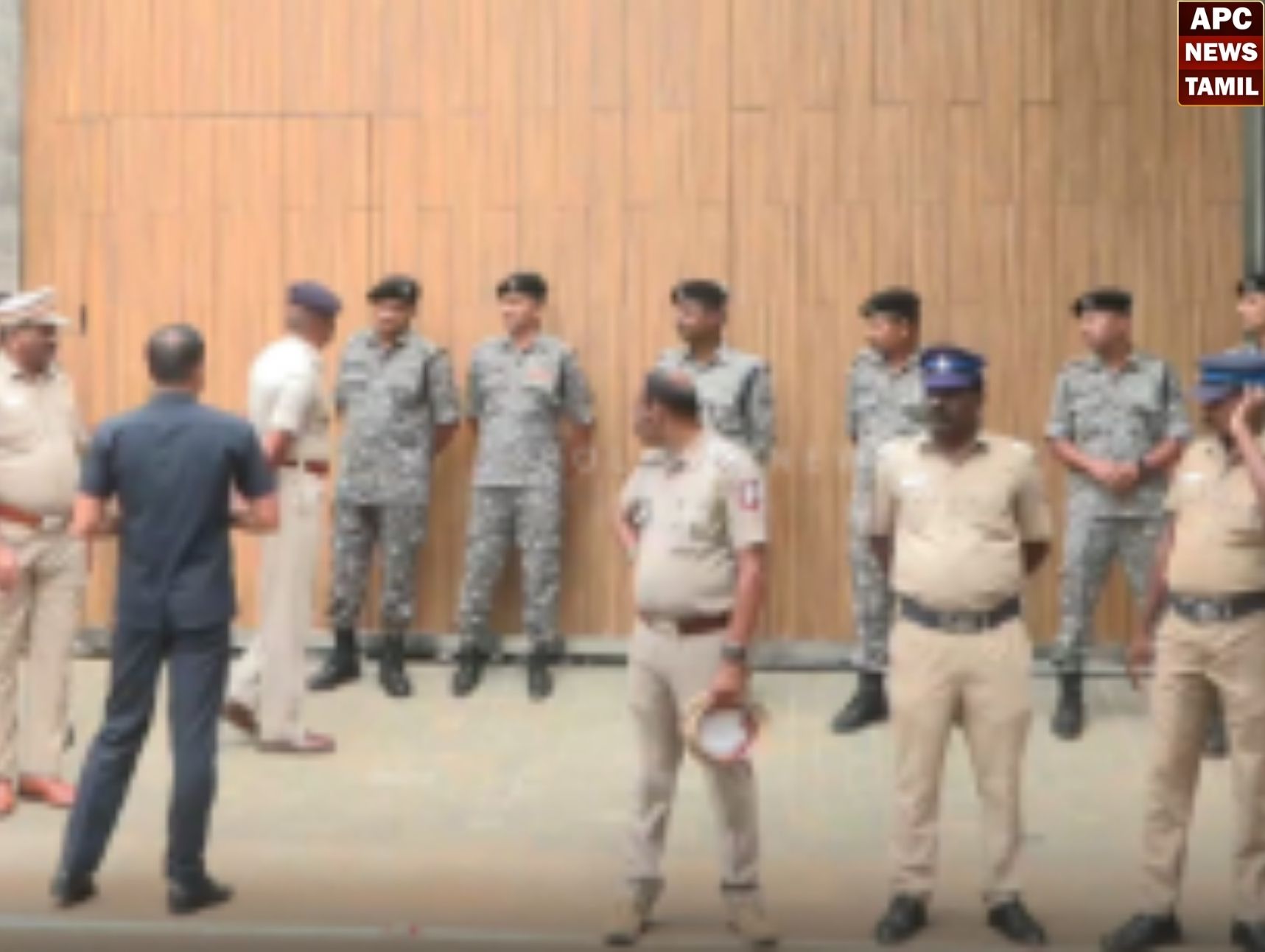 2026 தேர்தல்: விஜய் வீட்டில் IPS அதிகாரிகள் நேரில் சந்திப்பு
