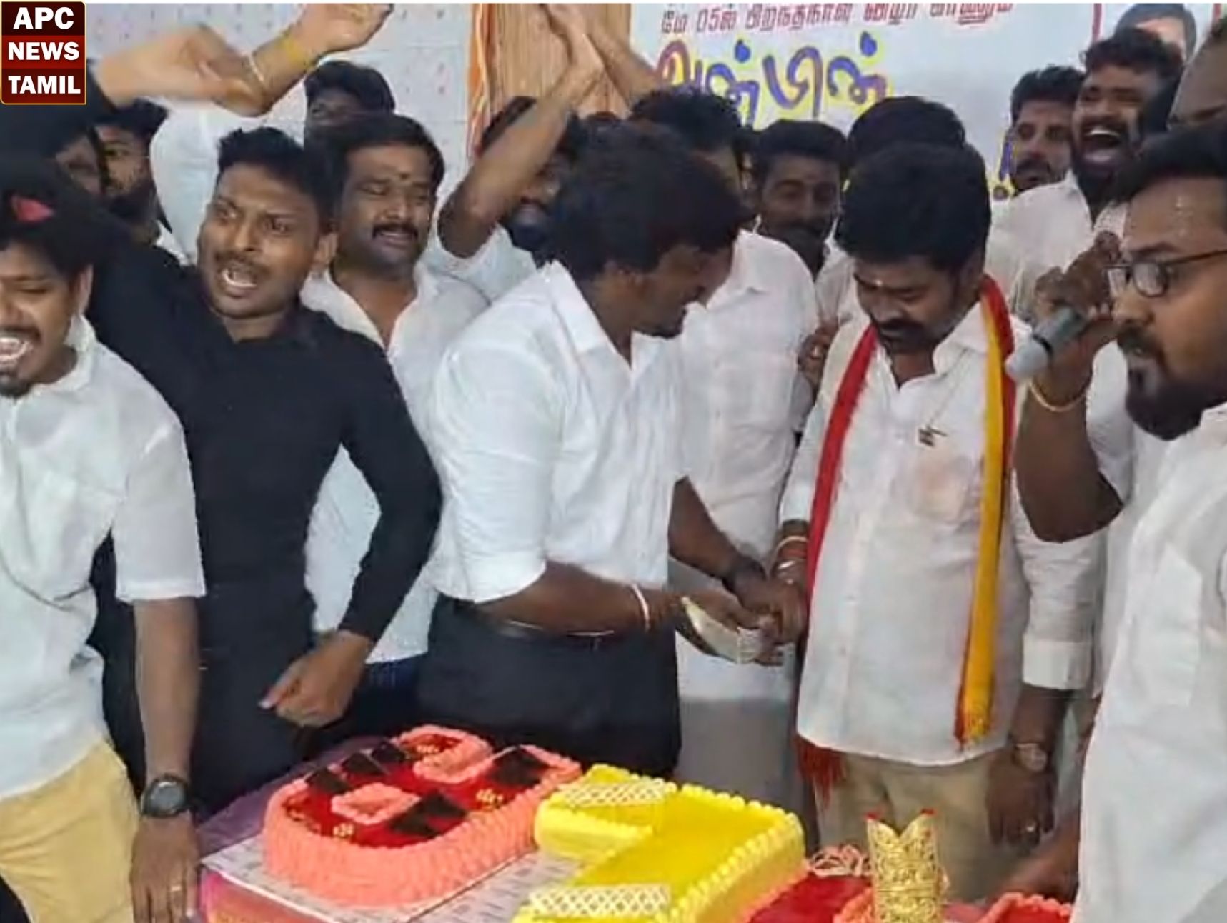 இரண்டடி வீரவாளால் கேக் வெட்டி ராயபுரம் தவெக MLA பிறந்தநாள் கொண்டாட்டம்…