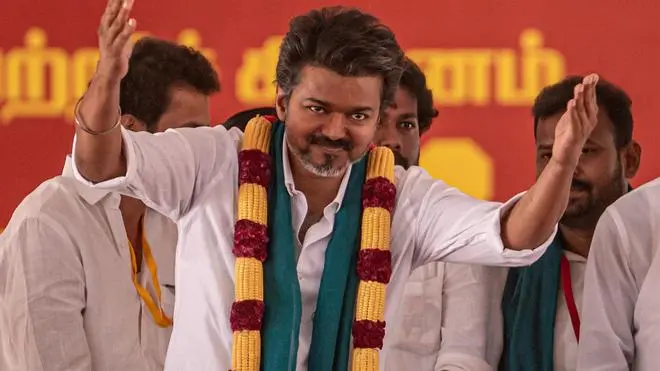 திமுக கூட்டணி கட்சிகளின் ஆதரவுடன் ஆட்சியமைக்க உரிமை கோரும் விஜய்!