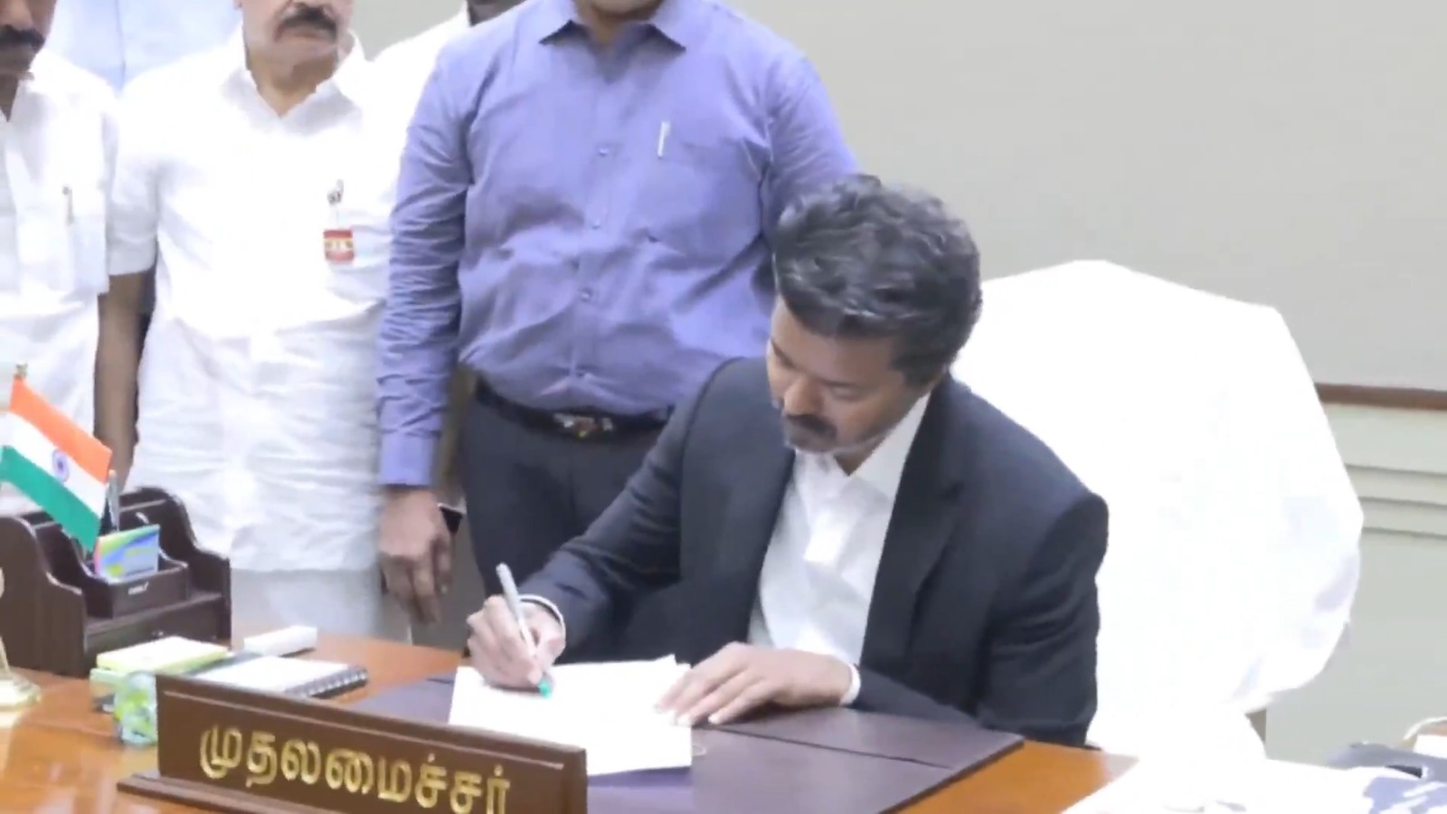 தமிழக முதலமைச்சராகப் பொறுப்பேற்ற விஜய்: அதிரடி காட்டும் முதல் மூன்று கையெழுத்துக்கள்!