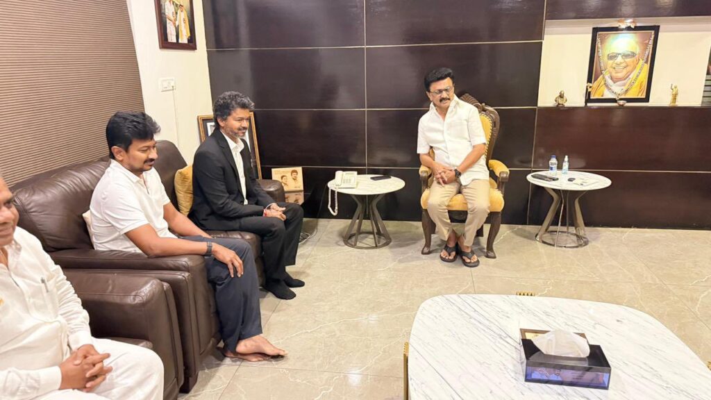 நண்பர்கள் டூ அரசியல் எதிரிகள்:முதலமைச்சர் விஜய்க்கு எதிர்க்கட்சித் தலைவர் உதயநிதி கட்டித்தழுவி வாழ்த்து!
